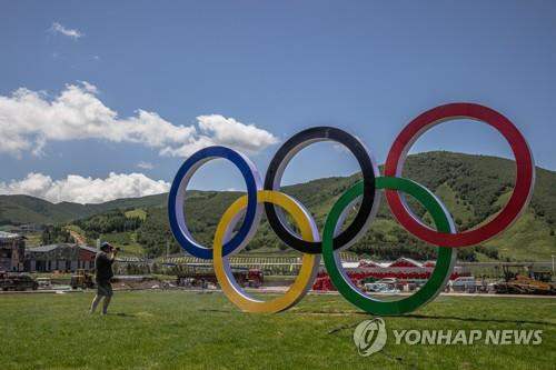 중국 허베이성 장자커우의 2022년 베이징 동계올림픽·패럴림픽 선수촌 주변 전경. 내년 2월 4일 개막하는 베이징 동계올림픽은 베이징 시내와 베이징 외곽 옌칭구, 베이징에서 190㎞ 떨어진 장자커우 등 3곳에서 열린다.  연합뉴스